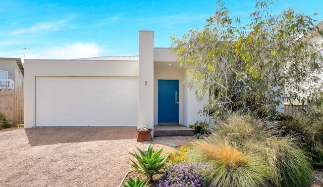 Blue Waves - sleeps 11