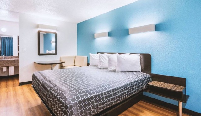 Blue Way Inn & Suites Beeville-Deluxe 1 King Bed with Kitchenette NS