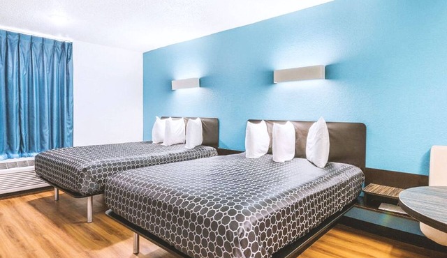 Blue Way Inn & Suites Beeville-Comfort 2 Queen Bed with Kitchenette NS