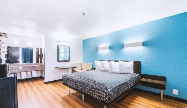 Blue Way Inn & Suites by Jasper Beeville-1 King Bed Non Smoking