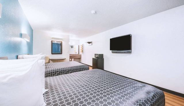 Blue Way Inn & Suites by Jasper Beeville-2 Queen Bed Non Smoking