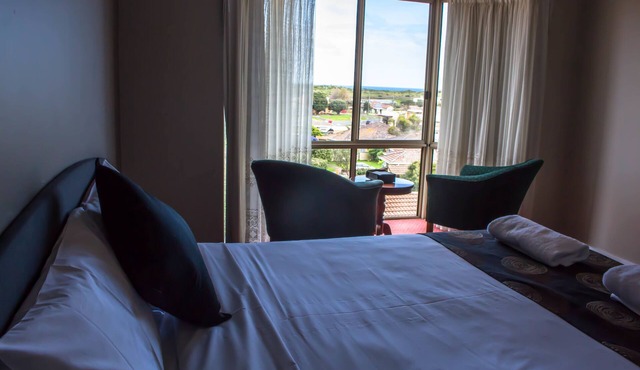 Blue Whale Motor Inn & Apartments