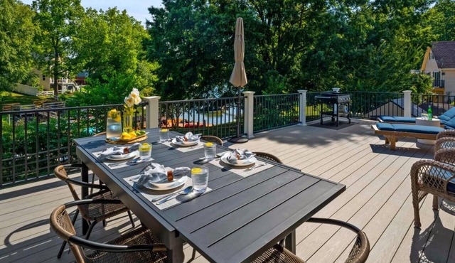 Blue Wing Bay - Trendy Lakefront Chalet