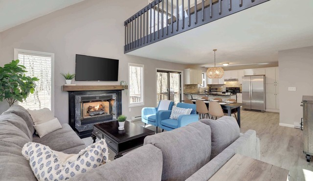 Blue Wolf Retreat | Pool Table | Cozy | BBQ