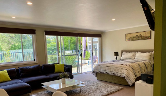 Blue Wren Cottage Scone - fully self contained poolside private studio