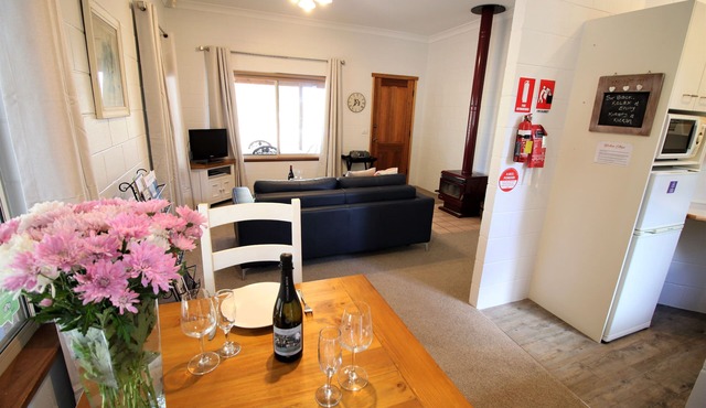 Blue Wren Villa Lovedale - Central to all wineries, restaurants & attractions