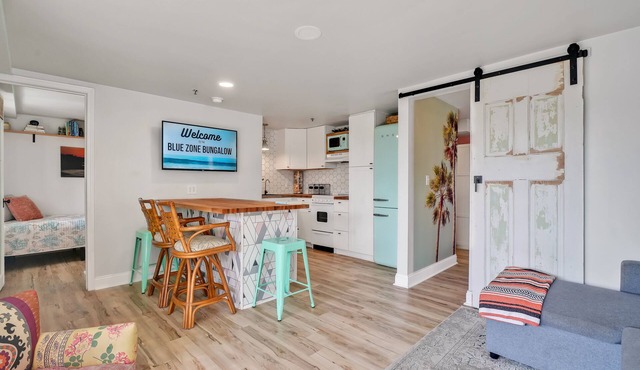 Blue Zone Bungalow! 150 yards to the beach & close to cafes!