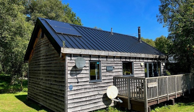 Bluebell Cabin - Charming, Well Equipped Log Cabin with hot tub & free wi-fi.
