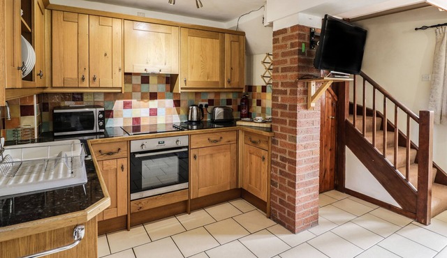 BLUEBELL COTTAGE FARM STAY, romantic, with a garden in Leominster