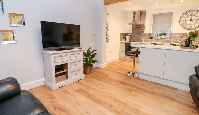 BLUEBELL COTTAGE, family friendly, with a garden in New Mills