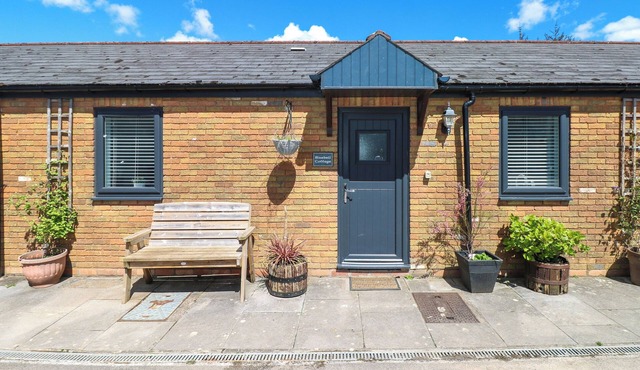 BLUEBELL COTTAGE, family friendly, with a garden in Cardiff