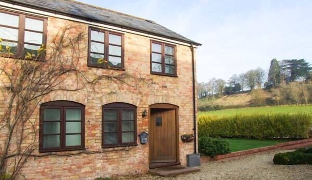 BLUEBELL COTTAGE, family friendly, with a garden in Newnham-On-Severn