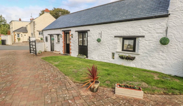 BLUEBELL COTTAGE, pet friendly, with a garden in Rosemarket
