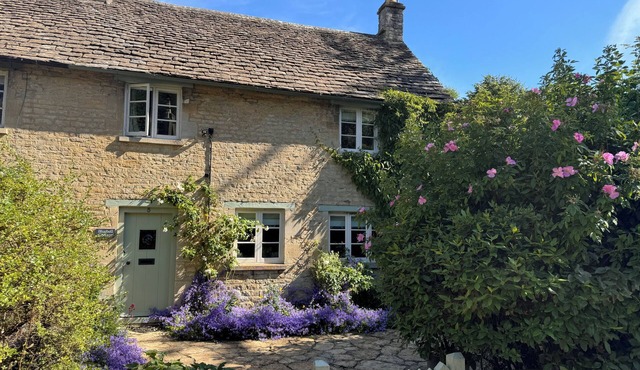 BLUEBELL COTTAGE next to THE PIG w/hot tub & large garden nr Bibury&Cirencester