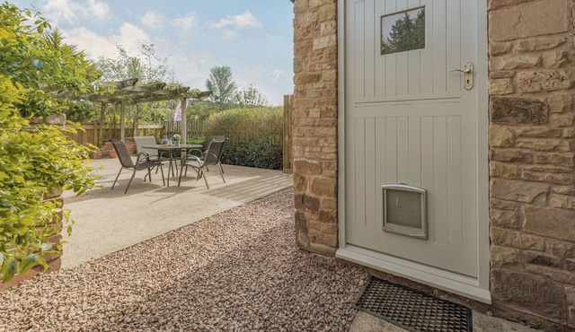 BLUEBELL COTTAGE, pet friendly, character holiday cottage in Newent