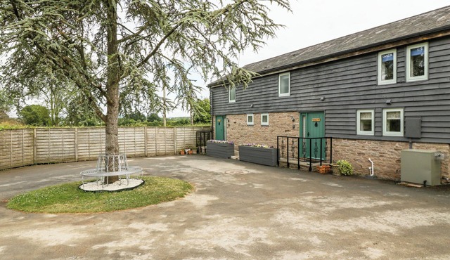 BLUEBELL COTTAGE, pet friendly, with hot tub in Pembridge