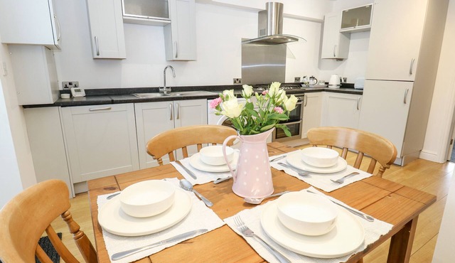 BLUEBELL COTTAGE, pet friendly, with a garden in Brayton