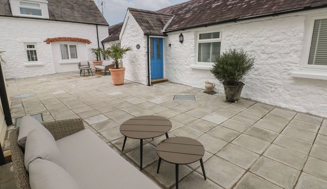 BLUEBELL COTTAGE, pet friendly, with a garden in Manorbier