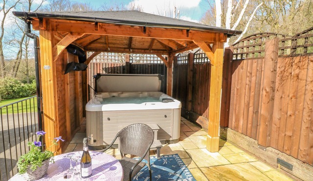 BLUEBELL COTTAGE, pet friendly, with hot tub in Oakerthorpe