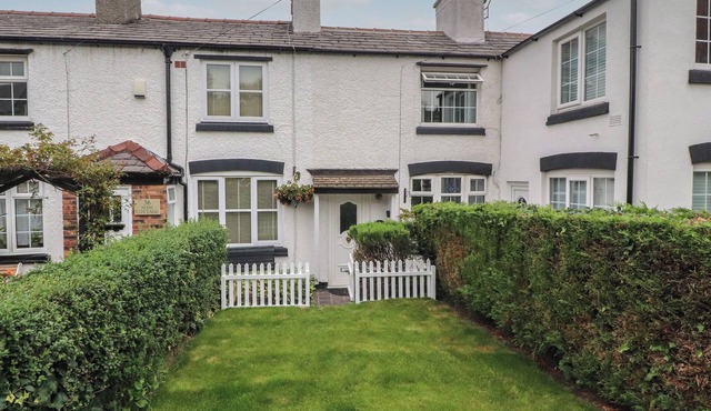 BLUEBELL COTTAGE, pet friendly, character holiday cottage in Ormskirk