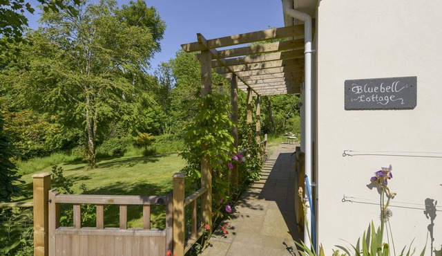 BLUEBELL COTTAGE, pet friendly, with a garden in Mary Tavy