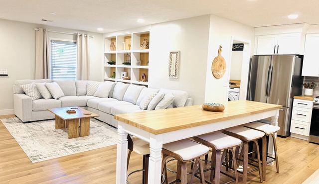 Bluebell Cottage - Renovated, No Checkout Instructions, Close to Downtown