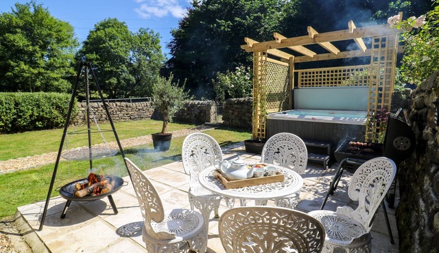 BLUEBELL FARM, pet friendly, character holiday cottage in Baildon