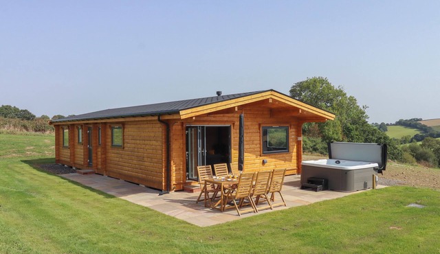 BLUEBELL LODGE, pet friendly, with hot tub in Hittisleigh