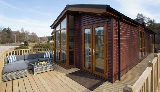 Bluebell Lodge - Sleeps 4,Hot Tub, Loch & Woodland