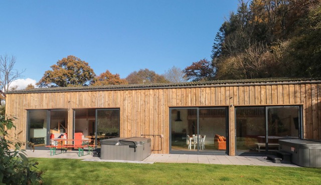 BLUEBELL, pet friendly, with hot tub in Bampton, Devon