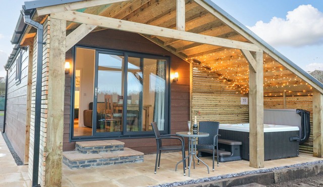 BLUEBELL, romantic, with hot tub in Donisthorpe