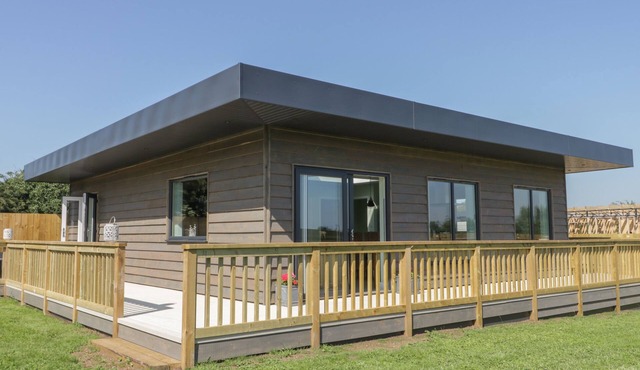 BLUEBELL WOOD, pet friendly, luxury holiday cottage in Brandesburton