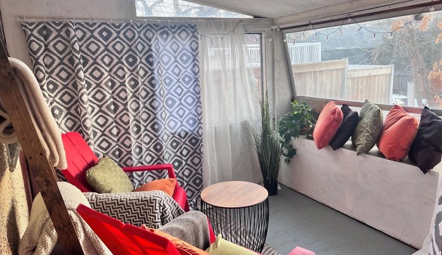 BLUEBERRY - 1 Bedroom/1 Bath Suite in Bankview, Calgary (Sleeps 2)