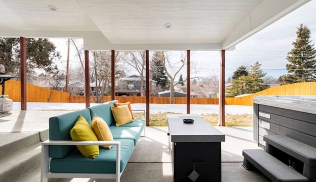 Blueberry 3BR2BA house with private entrance and a Hot tub