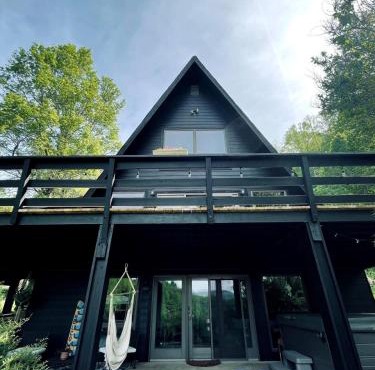 Blueberry Hill- Unique A-Frame Cabin near Boone! Hot tub, sleeps 6