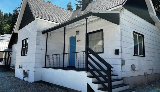 Bluebird Basecamp- cozy, renovated home in the heart of Wallace, ID