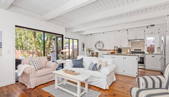 Bluebird Beach Cottage - walk to beach & village