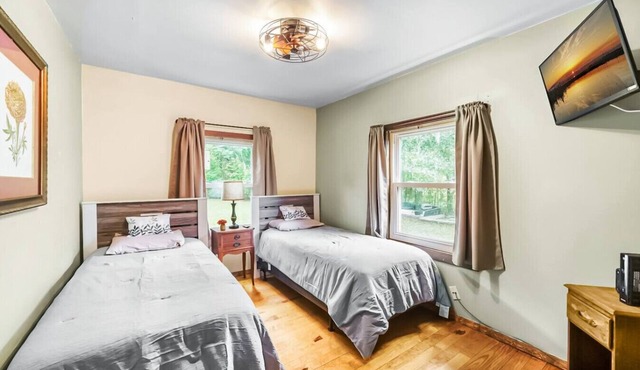 ~Bluebird Bungalow Sleeps 8 Country Hideaway~
