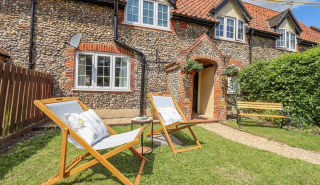 BLUEBIRD COTTAGE, family friendly, with a garden in Bury St Edmunds
