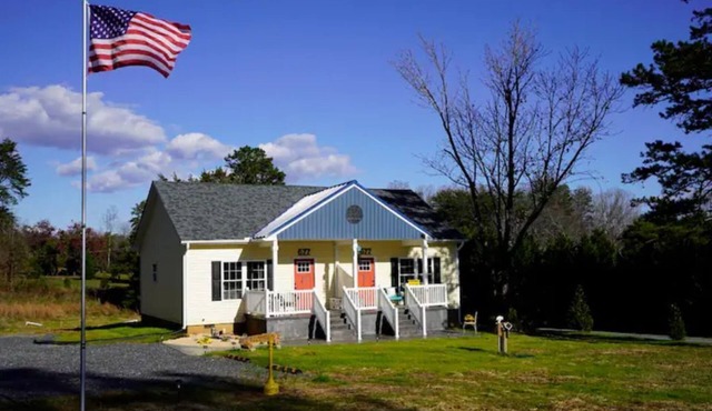 Bluebird Cottage A: Near Charlottesville, Wineries: Firepit, Patio, Dogs OK