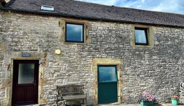 BLUEBIRD COTTAGE, family friendly, with a garden in Parwich