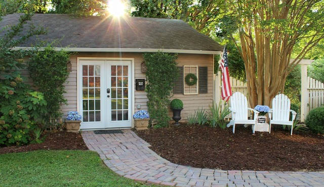 Bluebird Cottage in the Heart of Historic Downtown Franklin