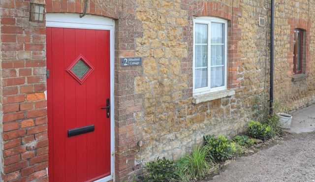 BLUEBIRD COTTAGE, pet friendly, with a garden in Castle Cary