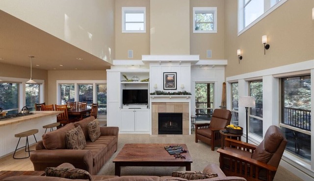Bluebird Day - Big River, Luxurious 4BR home in Bend, perfect for families or groups of up to 8.
