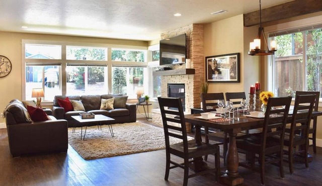 Bluebird Day - Red Door, a spacious 3BR home in Bend, OR, perfect for families.