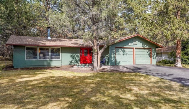 Bluebird Day - River Hawk in Bend, Experience comfort at a spacious 3BR home.