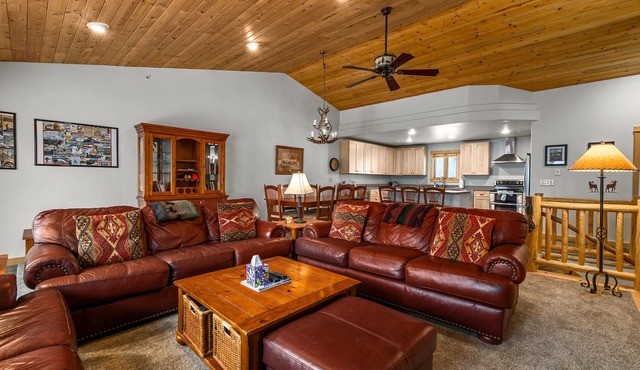 Bluebird Days, Private Duplex with a 2 car garage, walk or free bus to the resort!