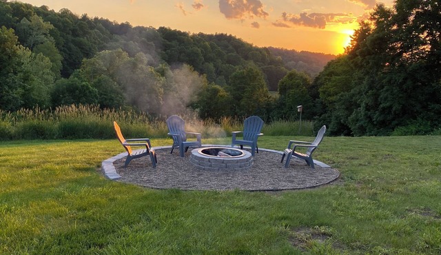 Bluebird Hill - rolling hills, meadows, large deck, fire pit, 3 bedroom, 2 bath
