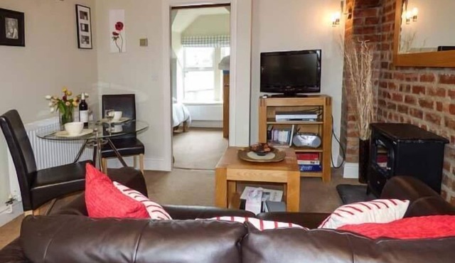 BLUEBIRD LOFT, romantic, luxury holiday cottage in Coniston