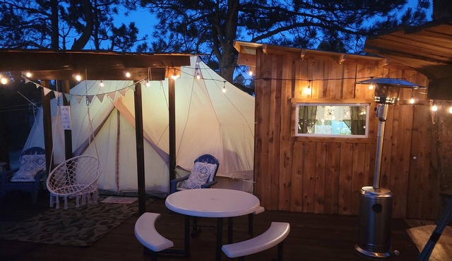 BlueBird Nest 2.0, hot tub! Sibley double bell on huge deck!covered kitchen/bath